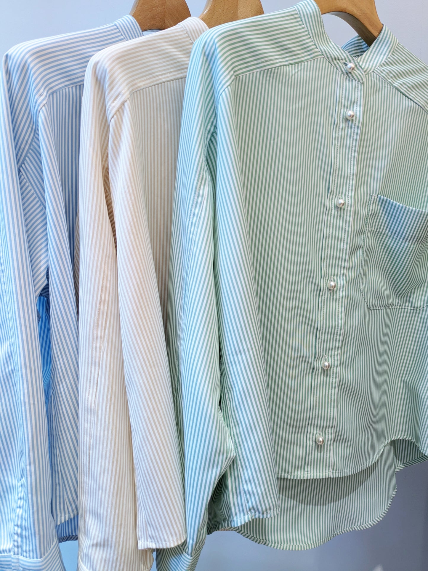 BLANC basque パールボタンストライプバンドカラーシャツ