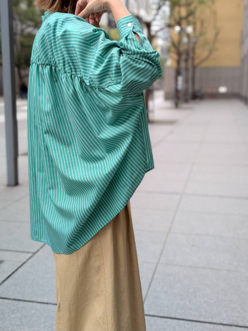 PASSIONE　バックギャザーバンドカラーストライプシャツ