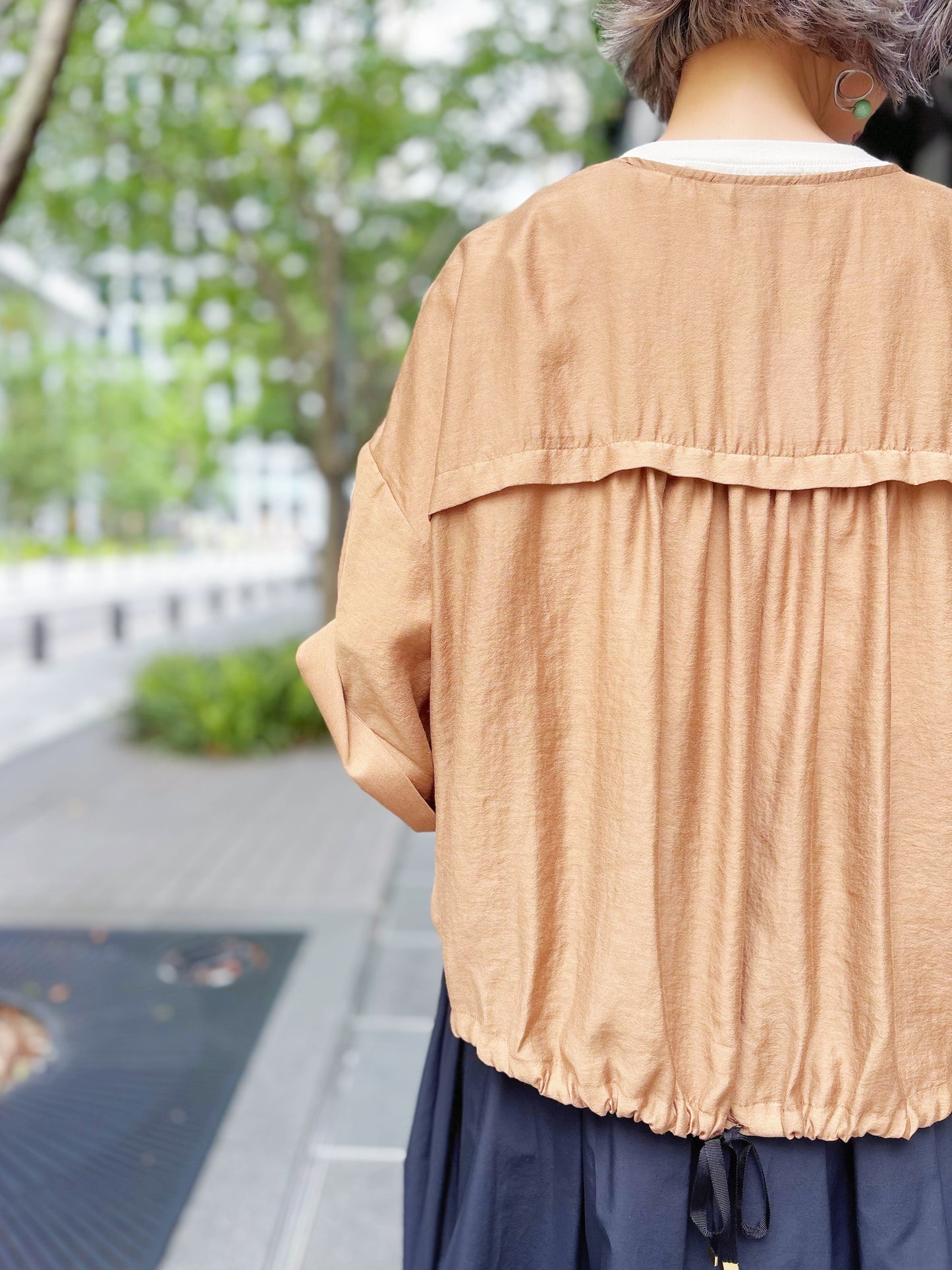 trois シアーマットサテンノーカラーシャツジャケット