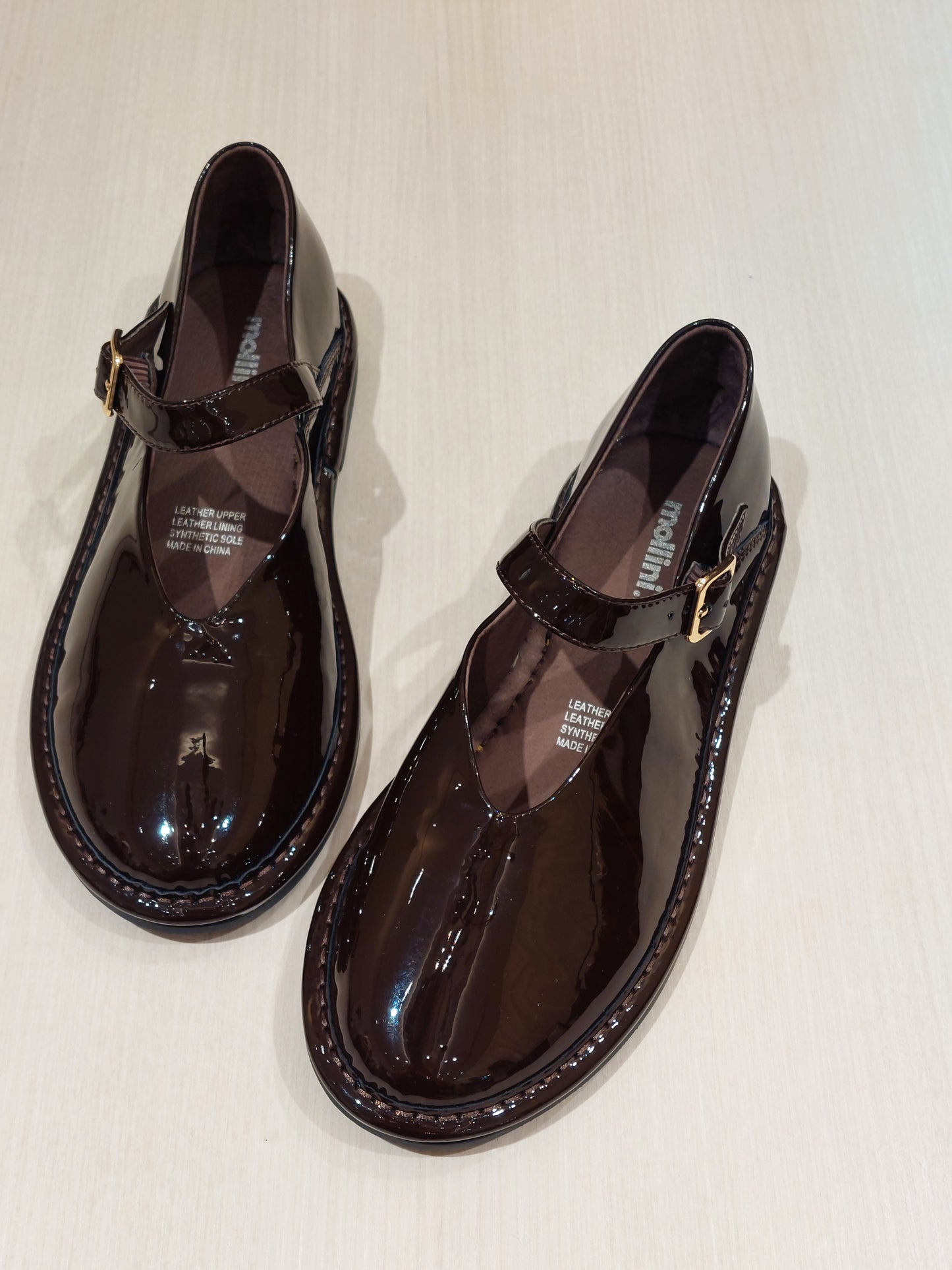 Mollini パテントVカットメリージェーン