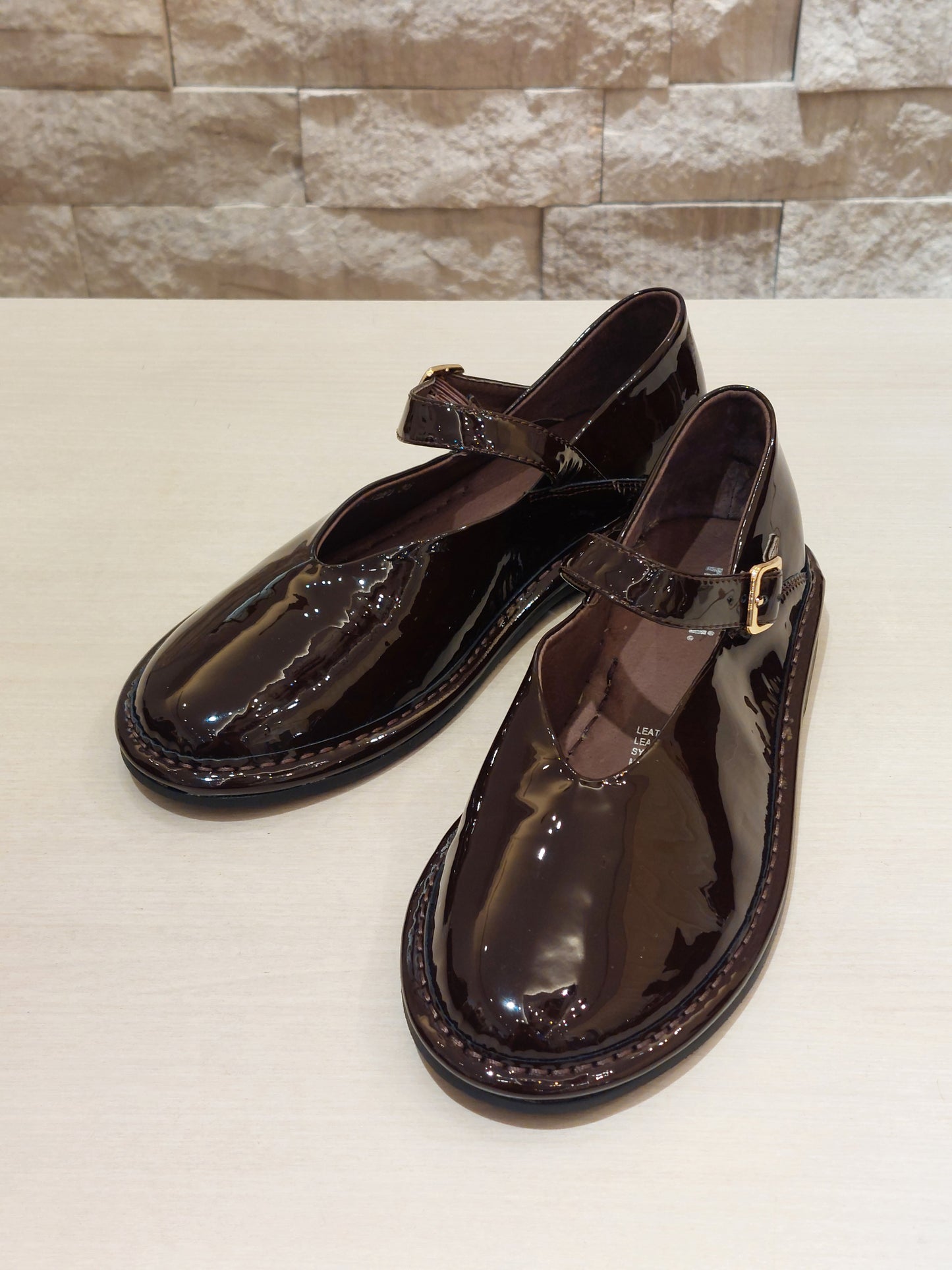 Mollini パテントVカットメリージェーン