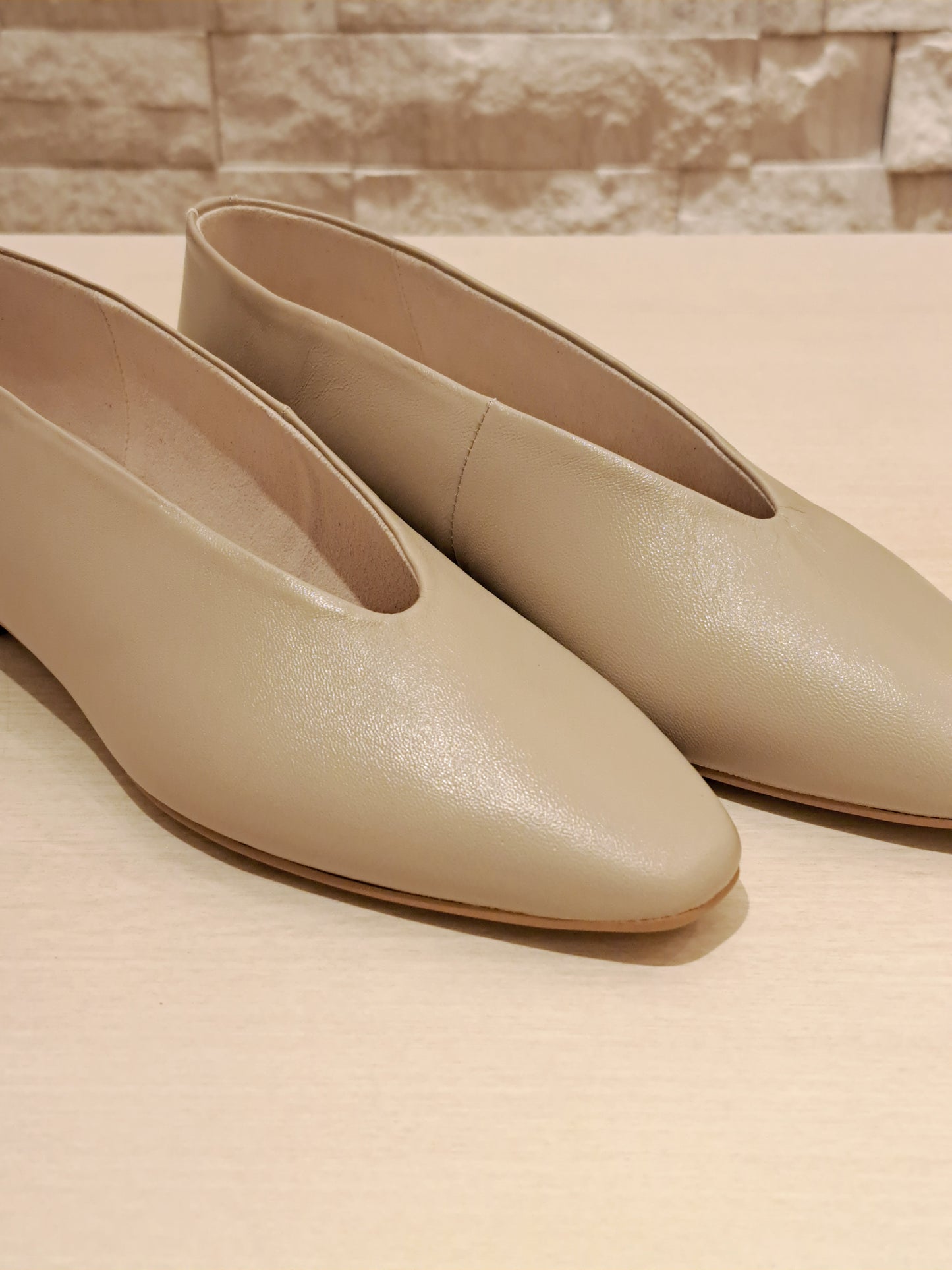 ATELIER BRUGGE ソフトカッターフラットシューズ