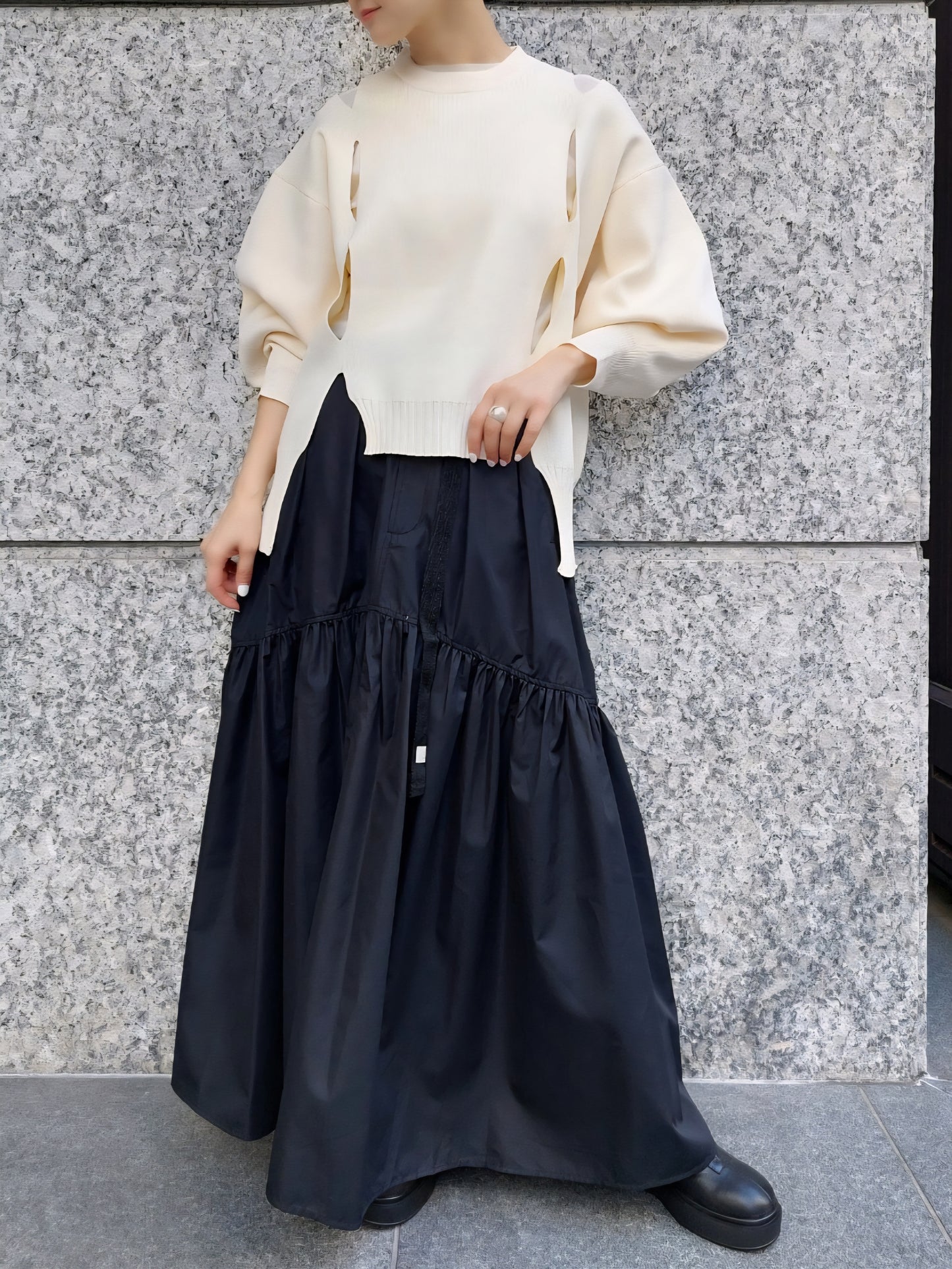 1％ クルーネックホールニット