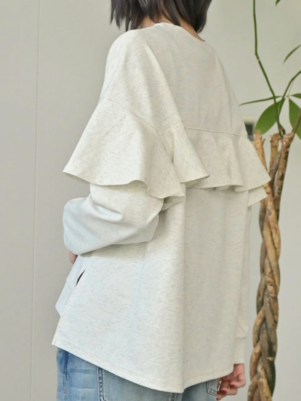 trois　シルキーベアポンチバックフリルプルオーバー