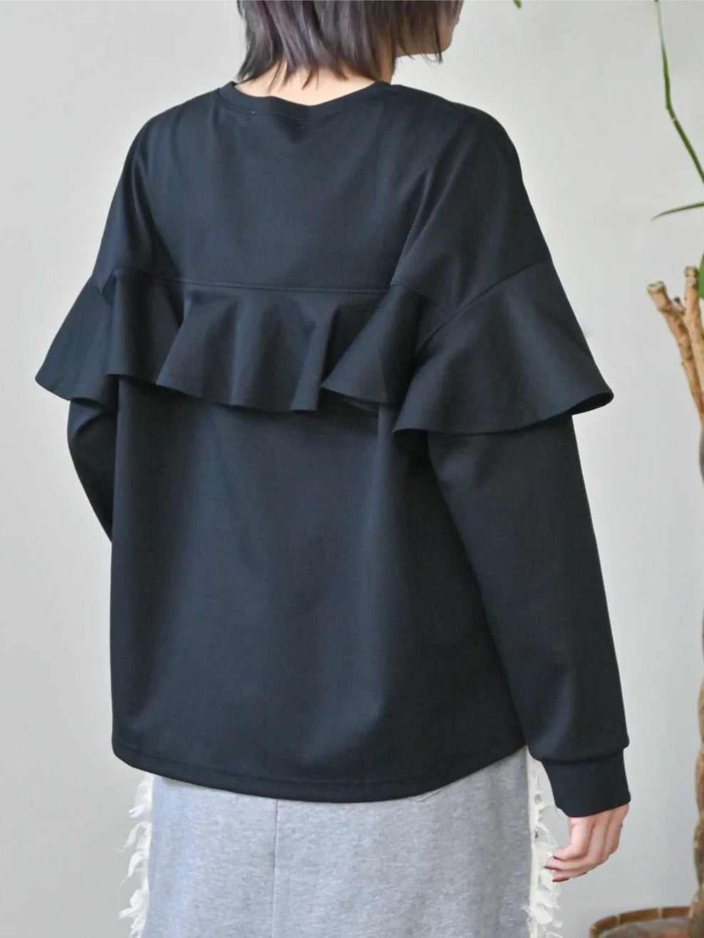 trois　シルキーベアポンチバックフリルプルオーバー