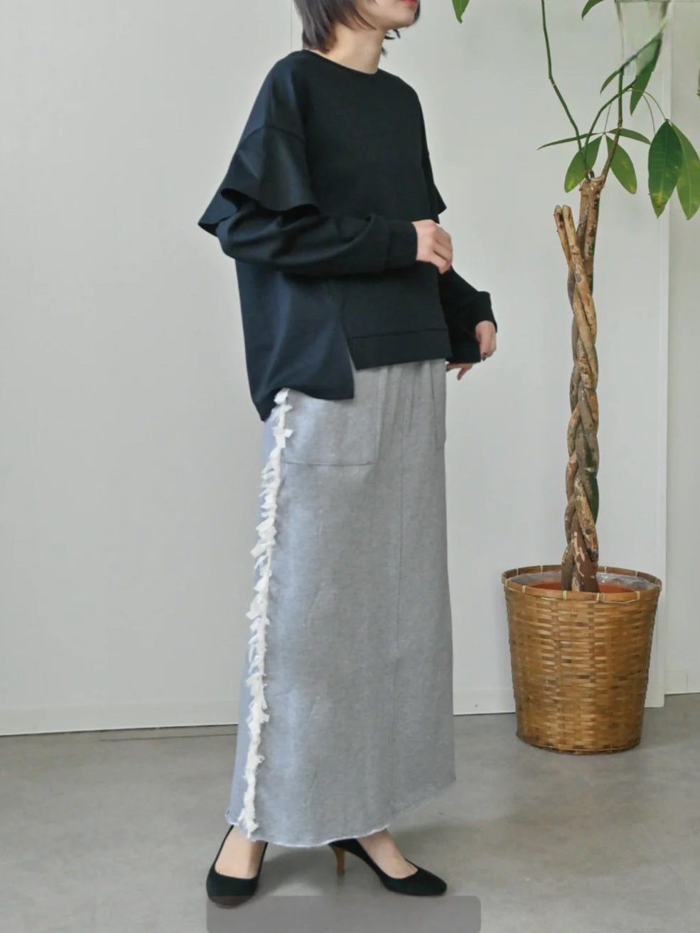 trois　シルキーベアポンチバックフリルプルオーバー