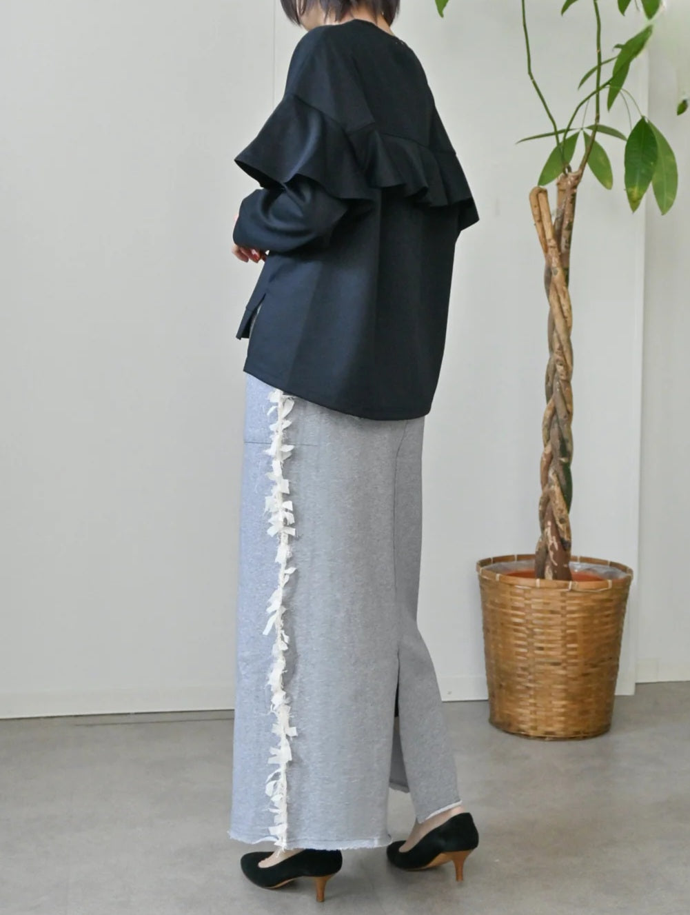 trois　シルキーベアポンチバックフリルプルオーバー